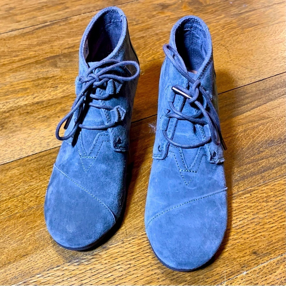 Toms Women's 9 Gray Suede Desert Wedge Booties Leather Ankle Lace Up Comfort